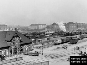 Den gamle Nørrebro Station. Midt i billedet ses Hillerødgades Skole ca.1920.jpg